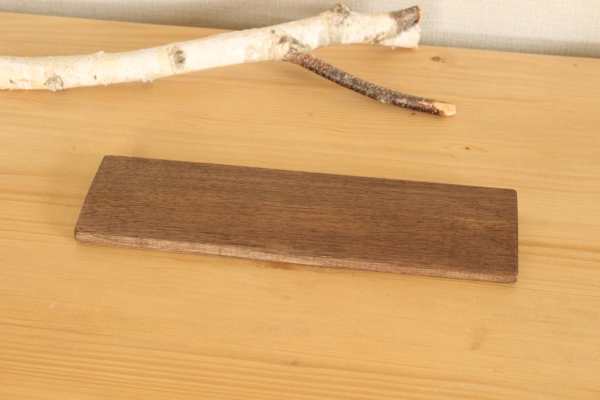 oide_kagu's tweet photo. 【オーダー品】ウッドパームレスト

お客さまがお使いのキーボードの高さに合わせてお作りしました。
樹種はクルミ材

ダークブラウンの色に蜜ろうワックスでコーティング
天然木のぬくもりが感じられ、デスク周りにやさしい温かみを添えてくれます

https://t.co/VawmOCwHbu

#おいで家具 https://t.co/U9Oq9ubMqL