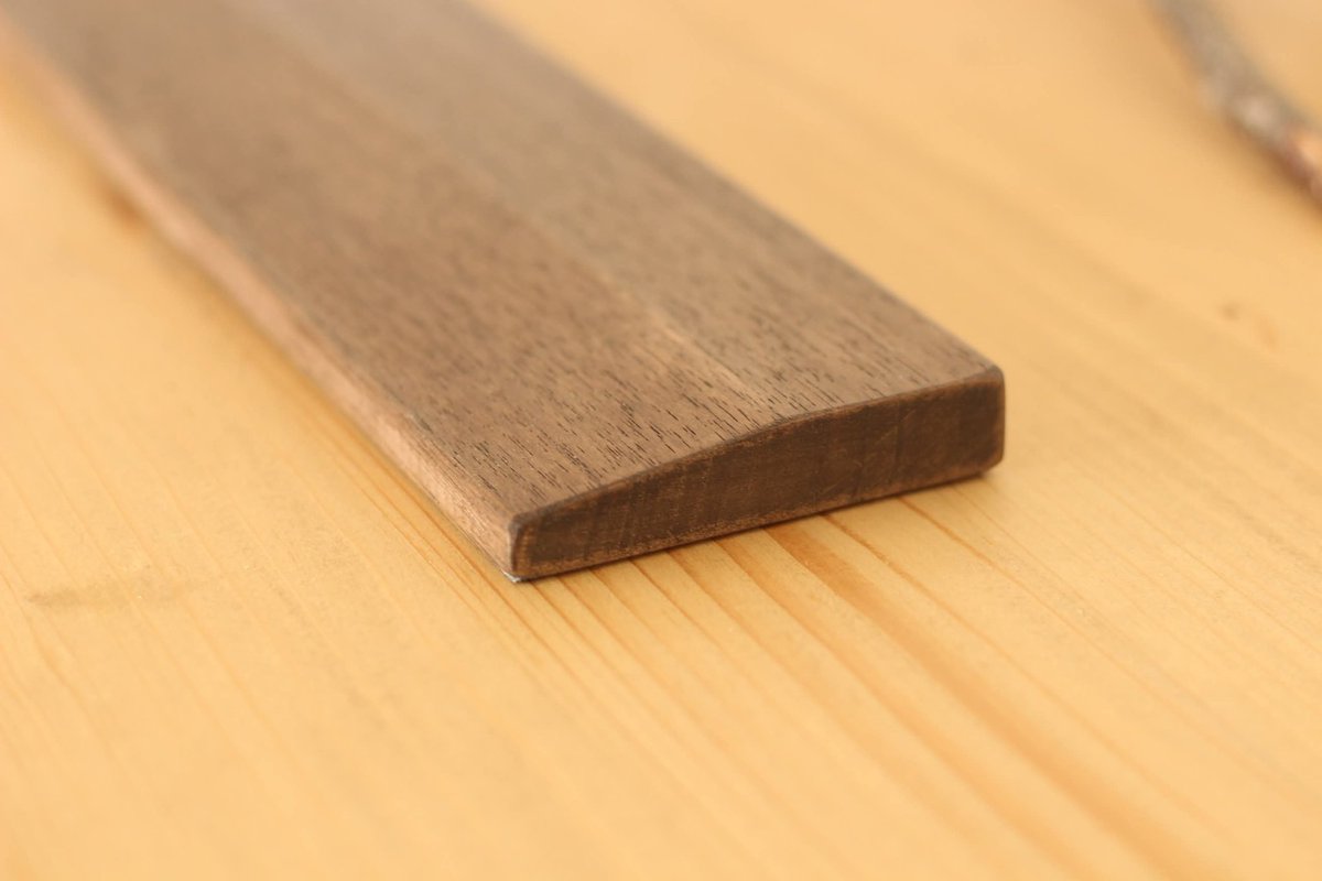 oide_kagu's tweet photo. 【オーダー品】ウッドパームレスト

お客さまがお使いのキーボードの高さに合わせてお作りしました。
樹種はクルミ材

ダークブラウンの色に蜜ろうワックスでコーティング
天然木のぬくもりが感じられ、デスク周りにやさしい温かみを添えてくれます

https://t.co/VawmOCwHbu

#おいで家具 https://t.co/U9Oq9ubMqL