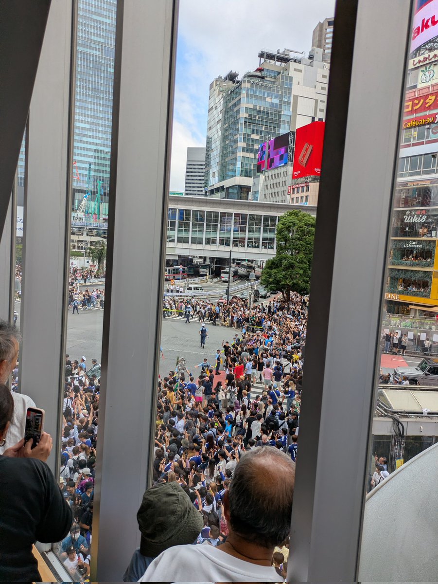 Peopleplain's tweet photo. ツイッターで出回ってる横からの動画すごいけど上からだとこんくらいだったから警察すごいなという感想でした https://t.co/FTY9IXjHIi