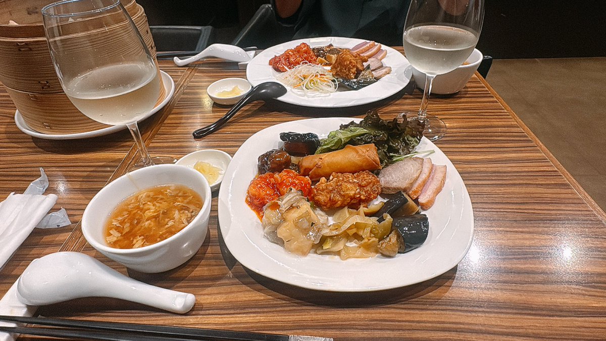kakoannnn's tweet photo. 一昨日久しぶりにピュッフェしてきた〜ビュッフェでは綺麗に盛るとかではなく食べたいものを食べる精神の皿になる https://t.co/xFfkDgMB6w