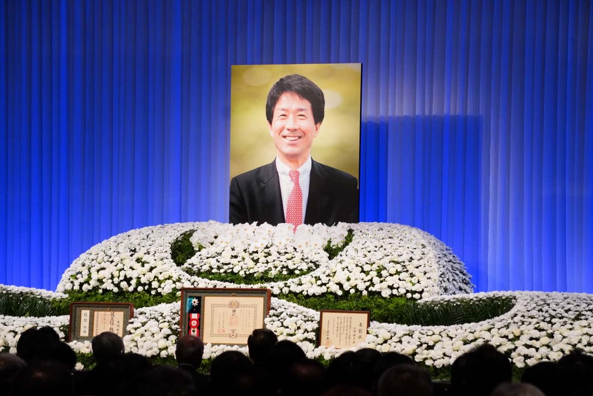 jinkamiya's tweet photo. 大塚耕平先生とのお別れの会に行ってきました。

大塚さんとは三年間参議院の財政金融委員会でご一緒し、その質疑からいろいろ学ばせていただきました。

また、二人でお食事をした際には歴史の話しで盛り上がり、歴史について書かれた著書もいただきまし��し、党の研修で地方議員に講義をしていただいたこともありました。

急な辞任と選挙ののち、一度もお会いできずにお別れとなってしまい、悲しさが込み上げました。
ご冥福をお祈りします。
ありがとうございました。