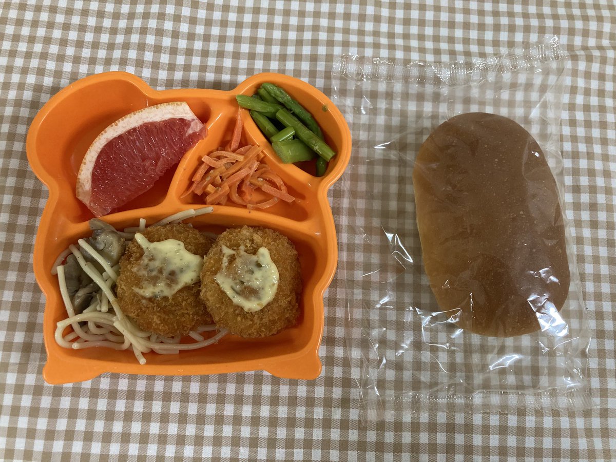 azabukg's tweet photo. 今日の弁当給食（６月２２日）
パンプキンパン
タルタルエビカツ
アスパラガスボイル
きのこスパゲティ
人参のゴマドレサラダ
ピンクグレープフルーツ https://t.co/vlW83gpJKK