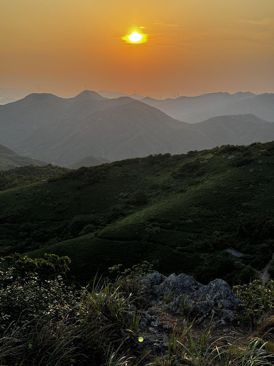MeetZhoushan's tweet photo. 🌅⛺Gongqiongtai at Donghai Cultural Greenway, Zhoushan’s top sunset spot!
Gather your pals, bring your canopy and camping gear to chase mountain sunsets together.
#TravelinZhoushan #SunsetView #Zhoushan https://t.co/pWwe09HgYQ