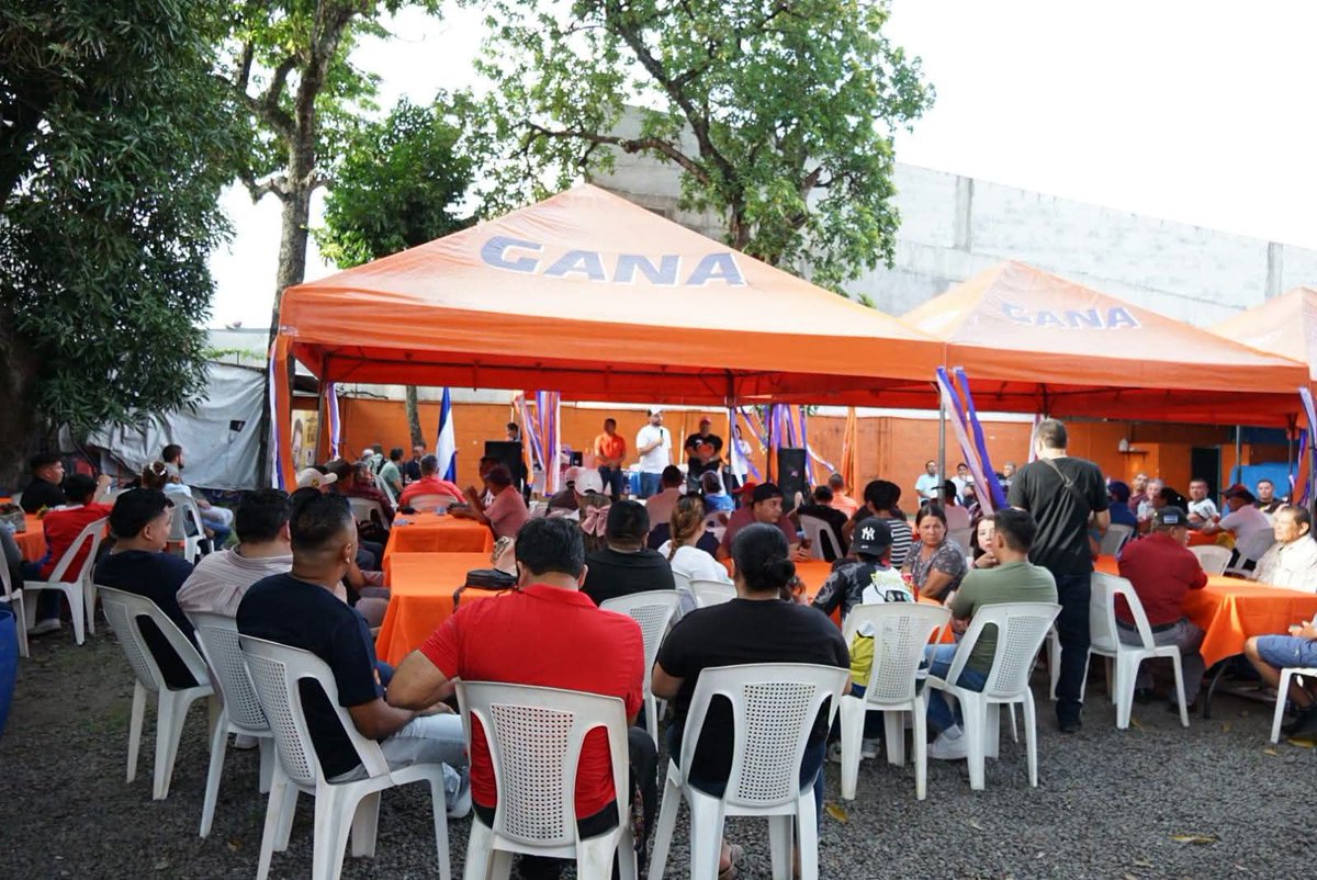 GANAOFICIAL's tweet photo. 🔶#JuanCarlosMendoza, festejó a líderes del municipio de #SantaAnaCentro en conmemoración del #DiaDelPadre, quienes la pasaron a lo grande con premios y mucha diversión.
Actividad a la que también acompañó el Presidente del Partido #GANA, Dr. Nelson Guardado. ✍️🇸🇻 https://t.co/kSCsIxlALg