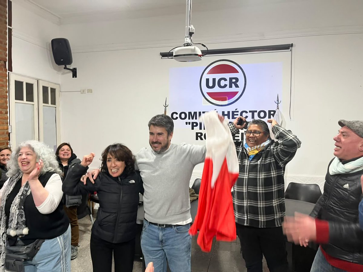 roxanareyessc's tweet photo. 🗳️ ¡GANAMOS!
¡Gracias, gracias y más gracias! Quiero expresar mi más profundo agradecimiento a cada uno de los referentes, fiscales y a la militancia incansable que nos acompañó a lo largo y ancho de toda nuestra querida provincia. Este triunfo es el resultado del esfuerzo colectivo, de caminar cada localidad y de creer firmemente en nuestros valores.
Un afectuoso saludo y mis sinceras felicitaciones a Leo Roquel, Estela Bubola y a todos los excelentes correligionarios a quienes les toca la enorme responsabilidad de conducir los destinos de nuestro partido por los próximos 4 años. ¡Les deseo lo mejor en esta tremenda labor que tienen por delante! Cuentan con todo nuestro apoyo para el enorme desafío de liderar el radicalismo.
Agradecemos enormemente la participación de todos los radicales en esta jornada democrática. Hoy más que nunca, los invito a seguir trabajando unidos y fortaleciendo el partido. Nos espera un camino de construcción y militancia para consolidar un radicalismo protagonista de cara al 2027.
¡La UCR está más viva y fuerte que nunca! 💪🇦🇷
#UCR #Santa Cruz #DemocraciaPartidaria #Radicales #FuerzaMilitante #Protagonistas2027