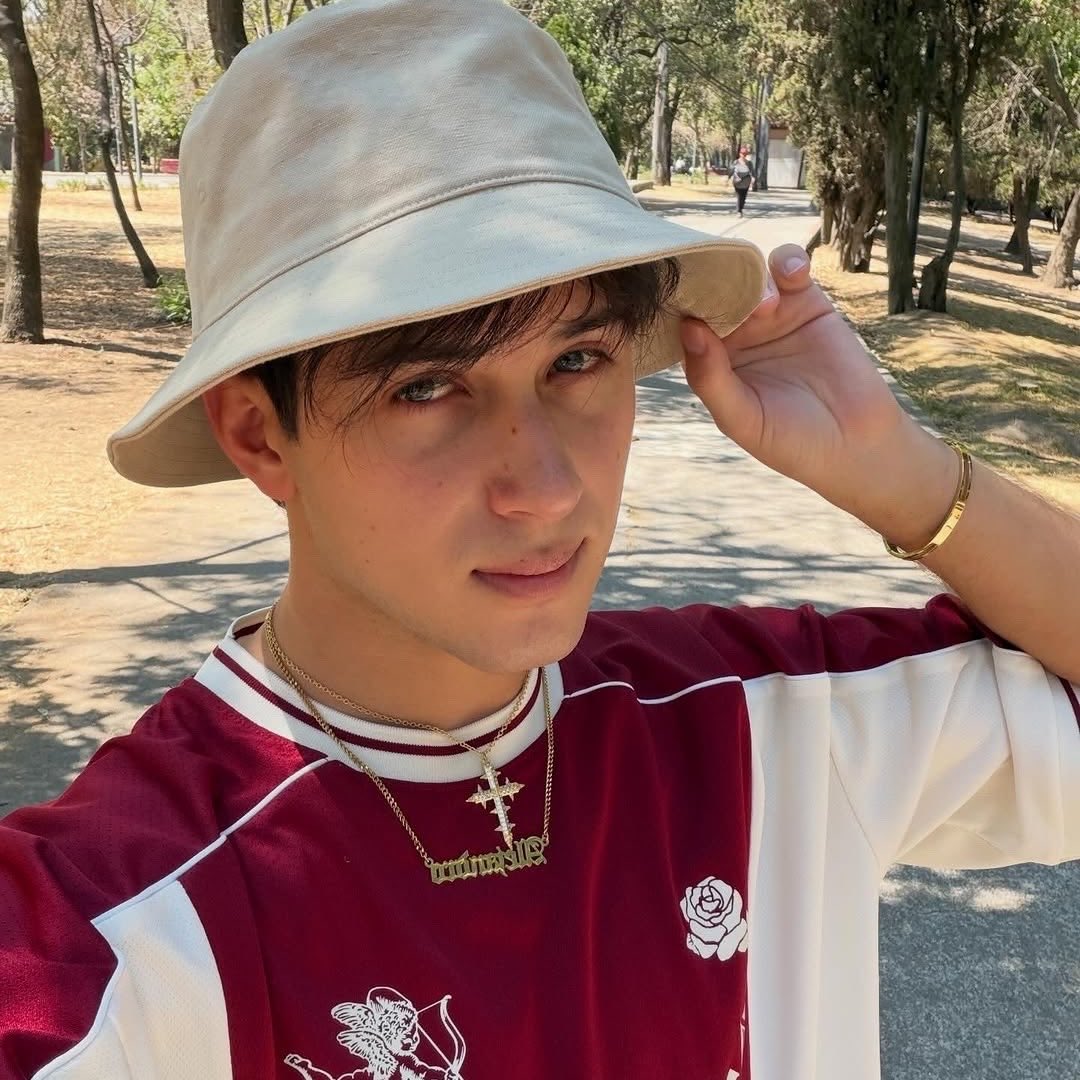 parxdisekiss's tweet photo. ale y yo turistas 𐔌՞ ܸ.ˬ.ܸ՞𐦯 ⊹ ࣪ ˖ ໒꒱
#dualselcaday https://t.co/G0nWma1iux