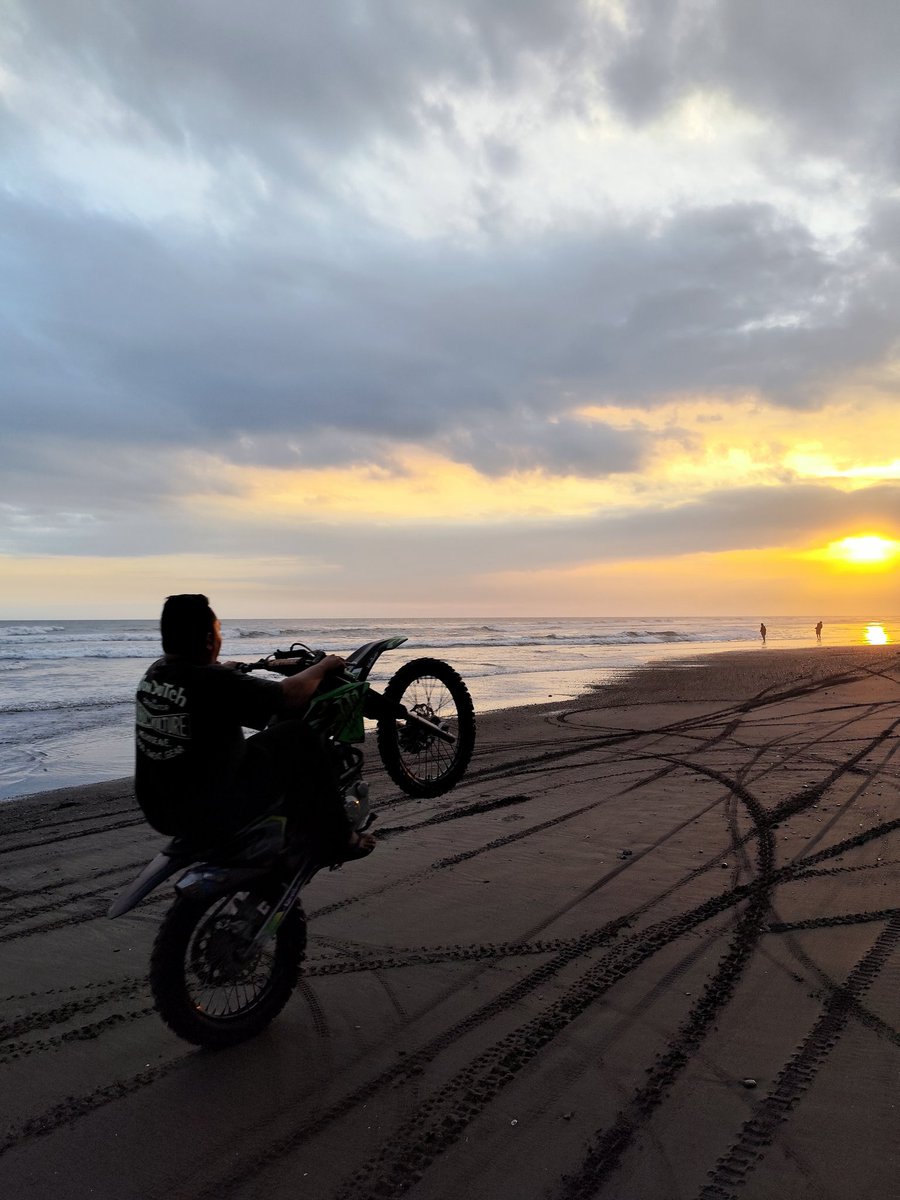 tempe_impala's tweet photo. Ceritanya balapan pantai https://t.co/pyYruIqJ9R
