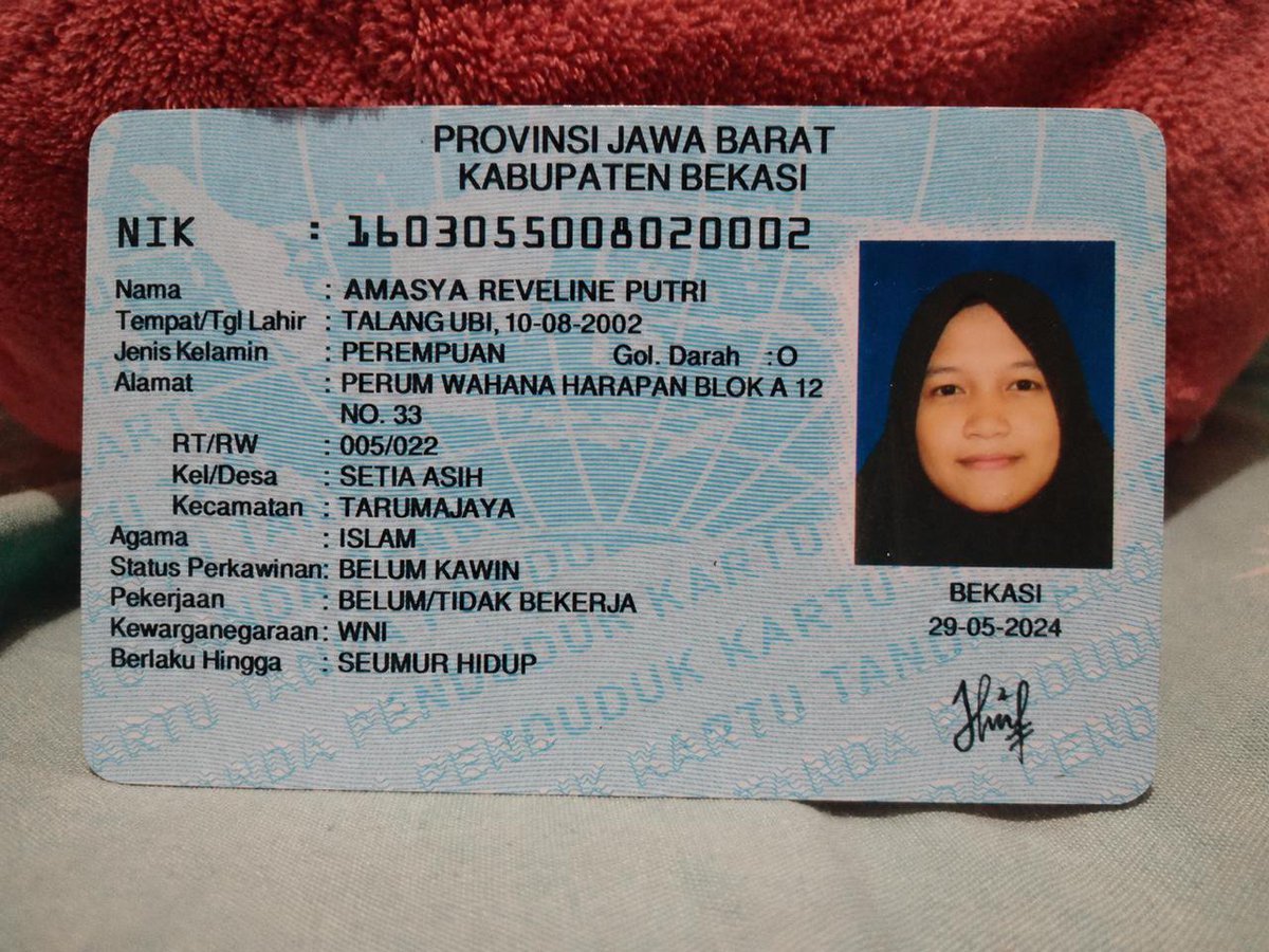 FatmaZ46000's tweet photo. ⚠️ Spill scammer ‼️ 
Dia nipu sewa Lightstik sama jual Lightstik Army Bomb. 
Dia ambil proof dari akun lain di x.
Dia juga edit poster akun lain.
Itu entah pakai ktp siapa, tapi aku pernah liat di x juga persis banget ktp nya kaya gitu cuma ganti nama aja jadi amesya. https://t.co/rABbeXtmbf