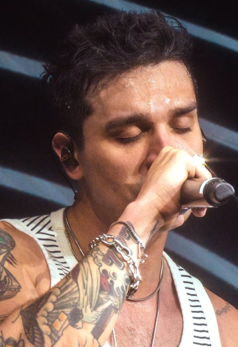 starlitluan's tweet photo. ele literalmente brilha né, saudades 😭 https://t.co/4TccXYQ8tH
