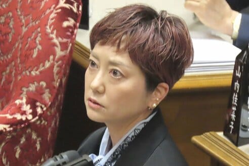 airi_fact_555's tweet photo. 皆んなはどっちが嫌い派？

① 日本共産党・山添拓派
② れいわ新選組・奥田ふみよ派 https://t.co/RSzbaMU9Vv