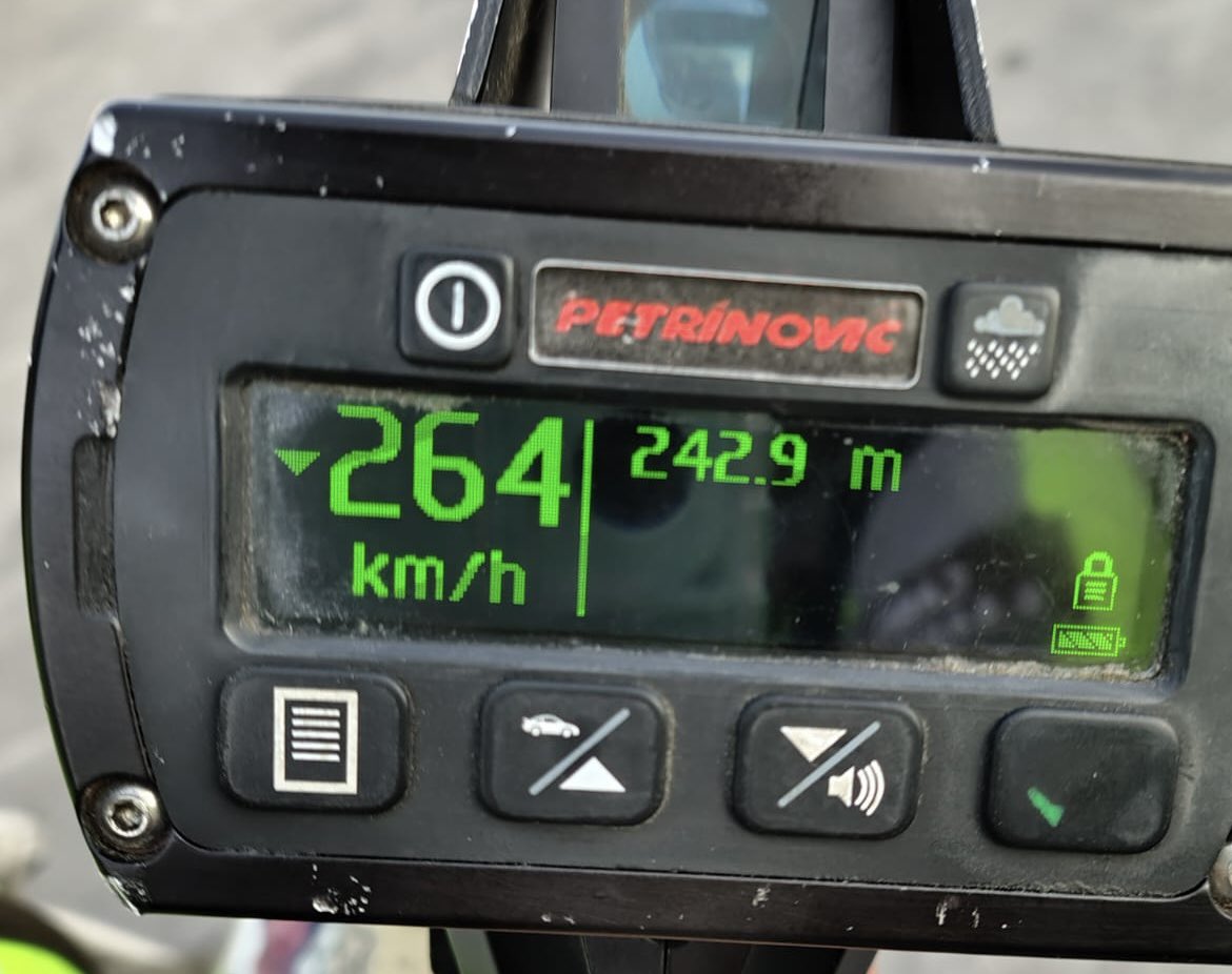 CarabTransito's tweet photo. 📍🚨#Vitacura: Carabineros de la 32º Comisaría continúa sus fiscalizaciones, y logra la detención por conducción temeraria de un hombre que se desplazaba a 264 km/hr. En zona de 100 km/hr., poniendo en grave riesgo su vida y la de otros usuarios de las vías. #CaminoAlCentenario https://t.co/RDx3E5E1wb