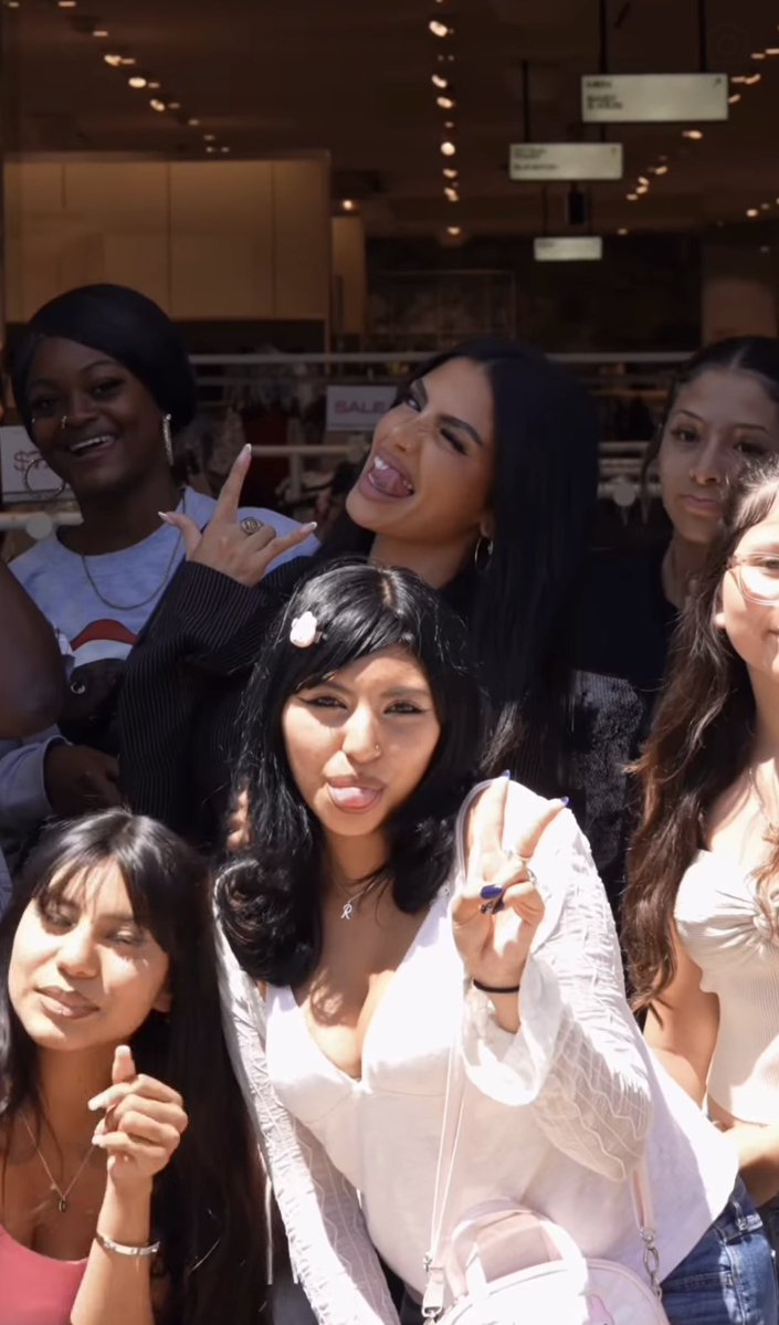 hudafiles's tweet photo. Huda partners with a non profit organization called @FosterLove and gives the kids a shopping spree !!

she’s so sweet 🥹 

@HudaMustafaHM https://t.co/3p3pdeM5T3