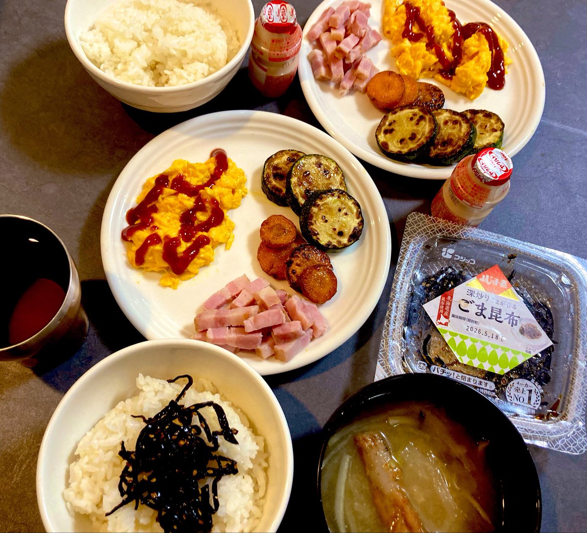 cha1181cha's tweet photo. 昨日の京都のホテルで食べたトロトロの卵が美味すぎて、真似して作った朝ごはん🍚

ありがたいことに仕事休みなので今日はとことん寝る（笑） https://t.co/R4DkGypxs1