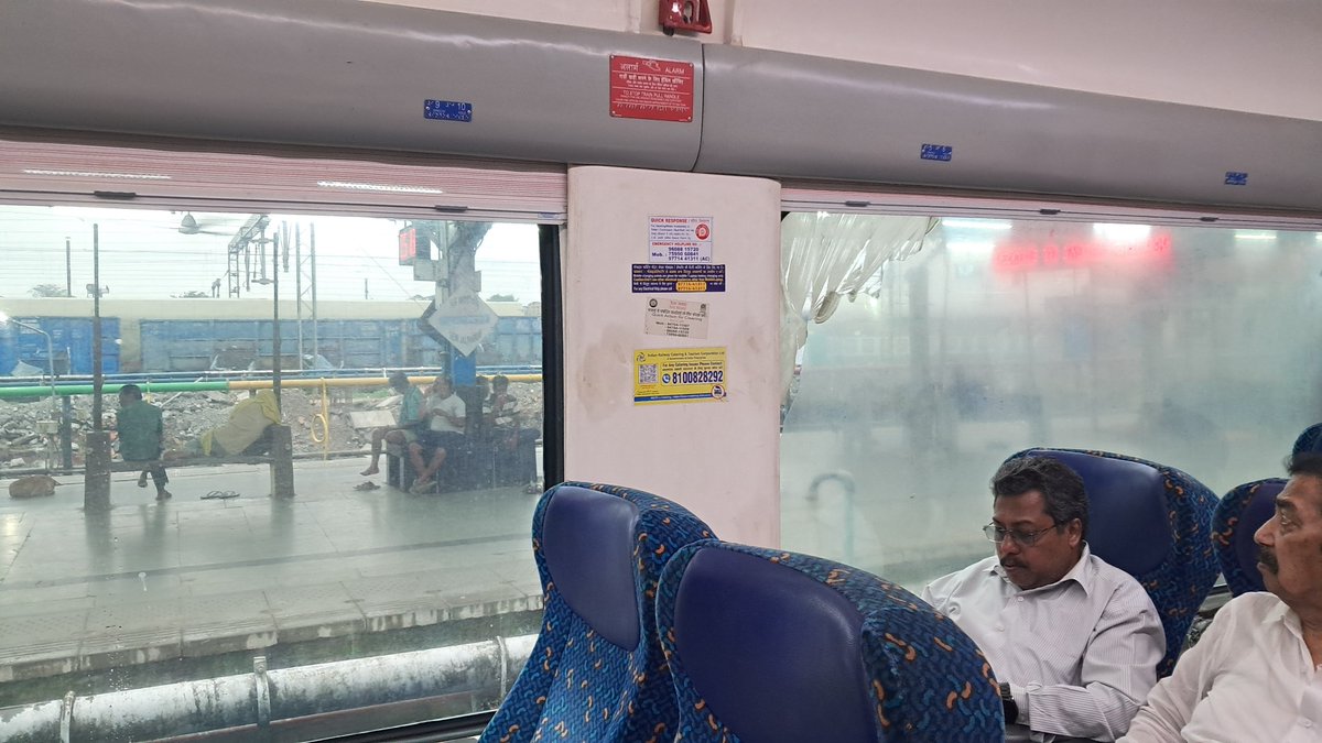 WeRefuseToDie's tweet photo. @RailMinIndia @RailMadad @AshwiniVaishnaw How do I claim refund for a premium facility promised but not provided to me? You promote train as a premium tourist train and this is what I get?

@drm_ktr https://t.co/jRdVe1Vk1z