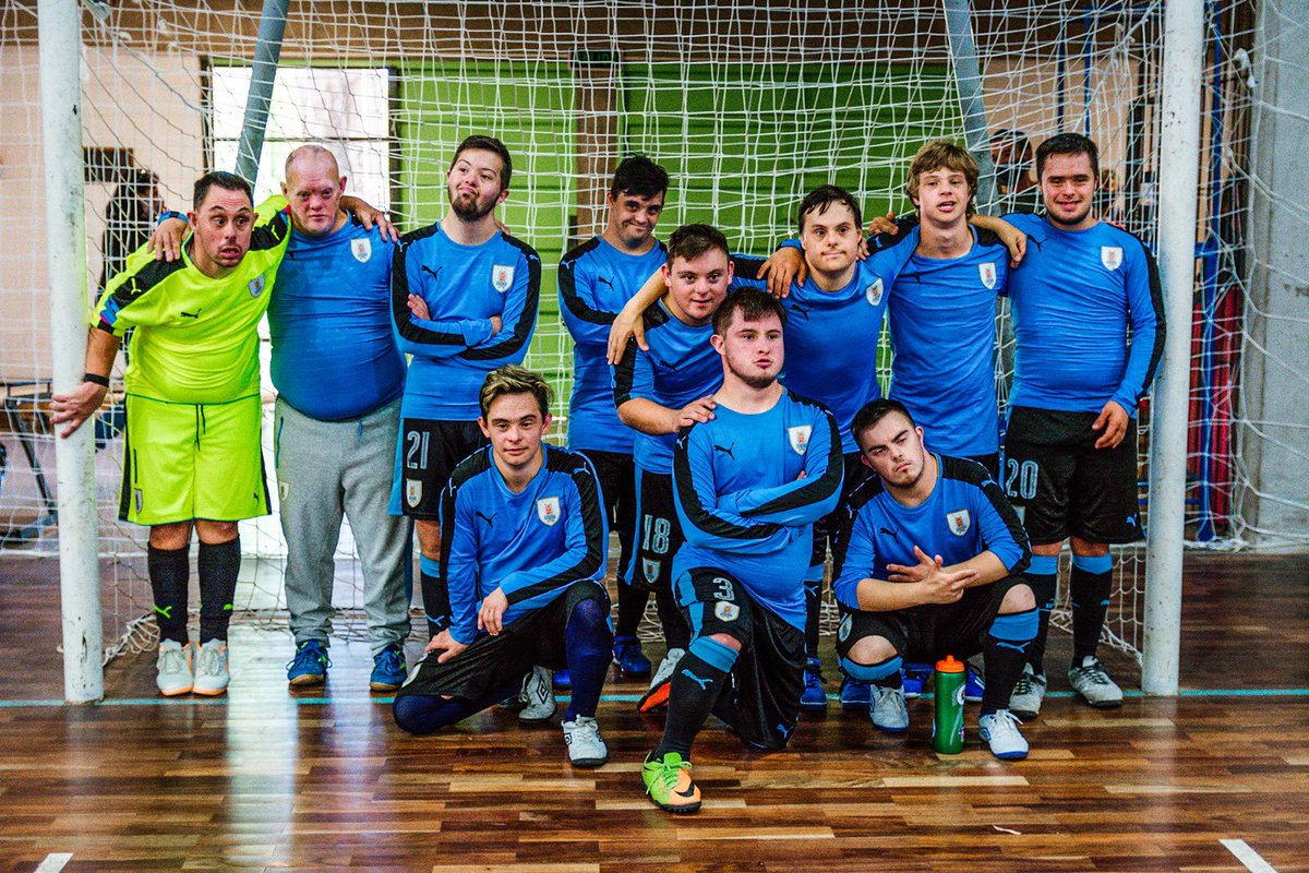 LokoHyper's tweet photo. La selección de Uruguay cuando pongo que ganan https://t.co/8em7vphgUh