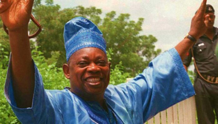 Thenichenews's tweet photo. Veteran journalist and lawyer Richard Akinnola has faulted claims by former Head of State General Abdulsalami Abubakar (rtd) that Chief MKO Abiola died of natural causes while in detention, citing testimony from the Oputa Panel.

Details: https://t.co/3s2ivRH4SB https://t.co/i5SoSMhZYL