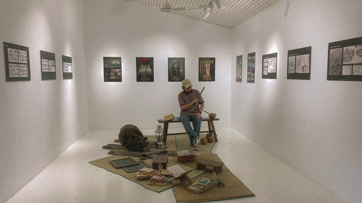 hanjaggerjack's tweet photo. Dua hari lepas berpeluang dapat sertai program Pasca Wayang under AMPFKL11. Disebabkan nama Hassan Muthalib dipetik oleh Dato @saniboey. Jadi esok paginya kena cari wisdom sikit. Belah petang singgah ke temu house ada exhibition filem lokal. Dapat tengok prop filem Khadam. https://t.co/CZ61fdtynn