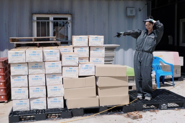 SeohyunData's tweet photo. 📰 #서현 | Seohyun donates 5,000 servings of fresh-cooked meals to rescue animals for her birthday: 'A meaningful gift I will never forget for the rest of my life'

"Girls' Generation member and actress Seohyun practiced meaningful giving with her fans ahead of her birthday.

On the 21st, Seohyun visited the Princess Pyeonggaeng Animal Shelter in Anseong together with her fans and participated in volunteer work in celebration of her birthday. Seohyun worked alongside her fans and took the lead working up a sweat with sincerity. This included cleaning the shelter kennels, engaging and caring for rescued dogs, and taking them on walks. The event was organized so the warm hearts of Seohyun and her fans could be shared with abandoned animals in need of love. 50 fans selected through a lottery participated, adding further meaning to the occasion.

In particular, Seohyun's positive influence was further highlighted as premium pet brand Puppiez (PPZ) joined in the effort. Seohyun and PPZ donated 5,000 servings of fresh-cooked dog meals and treats for rescued dogs, providing practical help and adding even more warmth to the spirit of sharing at the site.

Seohyun and her fans looked after various areas of the shelter and lent their efforts to volunteer work for the abandoned animals. It became an even more special time because it went beyond simply celebrating a birthday. It was an opportunity to share warmth with lives in need of help, and for the actress and her fans to move positive influence into action with one heart and mind. Although the volunteer work took place in hot weather, Seohyun and her fans participated enthusiastically throughout, never losing their bright smiles. As encouragement and consideration naturally flowed between them, a heartwarming atmosphere continued at the site, and that warm energy filled every corner of the shelter.

Seohyun has consistently continued charitable donations and social contribution activities, paying attention to places where help is needed. She has steadily practiced sharing wherever her influence could reach.

Her special affection for her fans also stood out. Every year on her birthday, Seohyun has built special memories with fans through various content and events. Wanting to give back the love she has received from her fans, she has always sought new ways to communicate with them, and this year she gifted them an even more meaningful and special time through this volunteer activity.

In the meantime, Seohyun is set to meet audiences through the film 'Seeking the King', which is scheduled for theatrical release in the second half of the year."