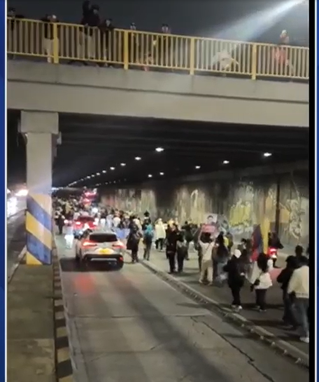 MariacaroA's tweet photo. Esta  es una captura de pantalla de CityTV. En otro noticiero mostraron que ya están en Corferias. https://t.co/SSaN1pjEit