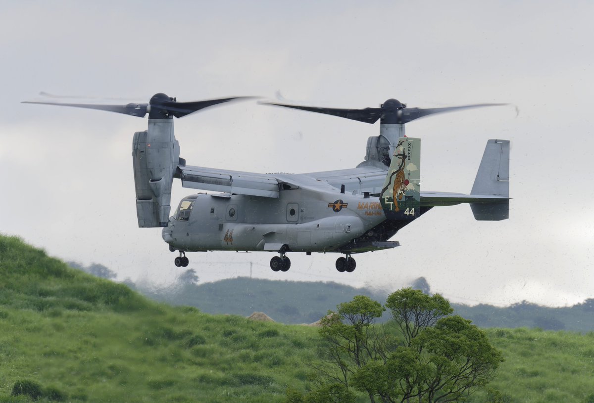 J4cABnBNktSB5S7's tweet photo. 海兵隊のMV-22×2機
アメちゃんズのオスプレイを見たのもかなり久しぶりでございました……
後から来た1機には尾翼に素敵な🐯さんと
マウント・フジが描かれていた #RD26 https://t.co/FJ7YDQhPsR