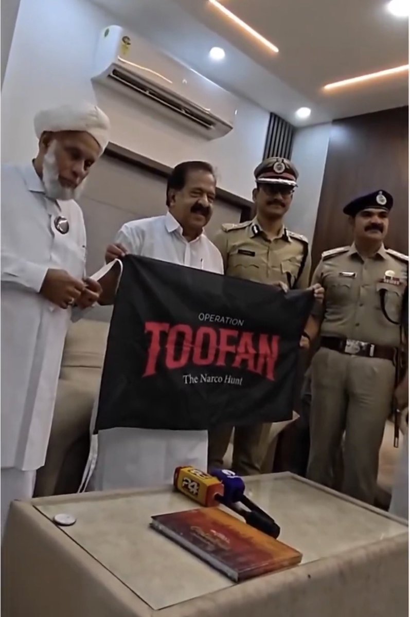 jyothi01967535's tweet photo. 'ഓപ്പറേഷന്‍ തൂഫാൻ' പൊലീസ് വകുപ്പ് നടപ്പിലാക്കുന്ന ഒരു സർക്കാർ പരിപാടി..

അതിന് പൊലീസ് മന്ത്രിയും പൊലീസുകാരും കൂടി സ്ത്രീ വിരുദ്ധനായ ഈ കൊടും വർഗ്ഗീയവാദിയുടെ അടുക്കൽ 'ഫ്ലക്സും' പിടിച്ചു നിൽക്കേണ്ട കാര്യം എന്ത്..??

അതിനാണോ മലയാളം ഇവർക്ക് വോട്ട് കൊടുത്ത് അധികാരത്തിൽ ഏറ്റിയത്..?? https://t.co/LRSBKufxct