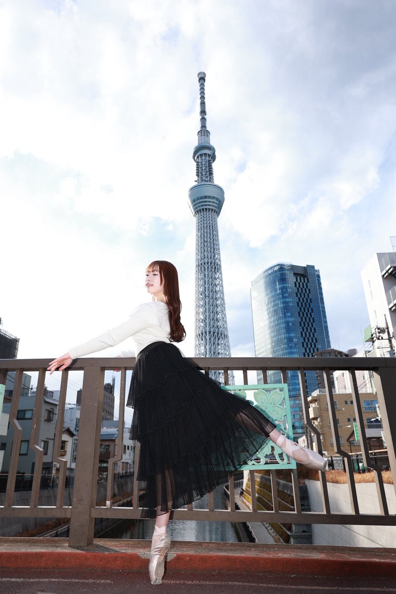 pique_miku's tweet photo. 東京スカイツリーをバックに🗼✧*｡ https://t.co/xDaiGR1kCb