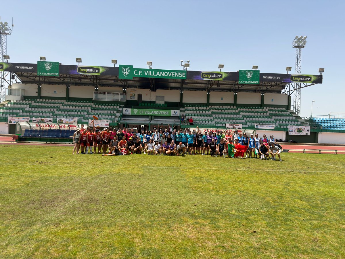 NoticiasVva's tweet photo. 🏉 Este fin de semana se ha celebrado en Villanueva de la Serena la X Extreflag Bowl, en la que han participado 15 equipos mixtos procedentes de distintos puntos de España y Portugal.

👉 Como novedad, ha habido competición femenina con 6 equipos participando en total. https://t.co/3E1igqfzx9