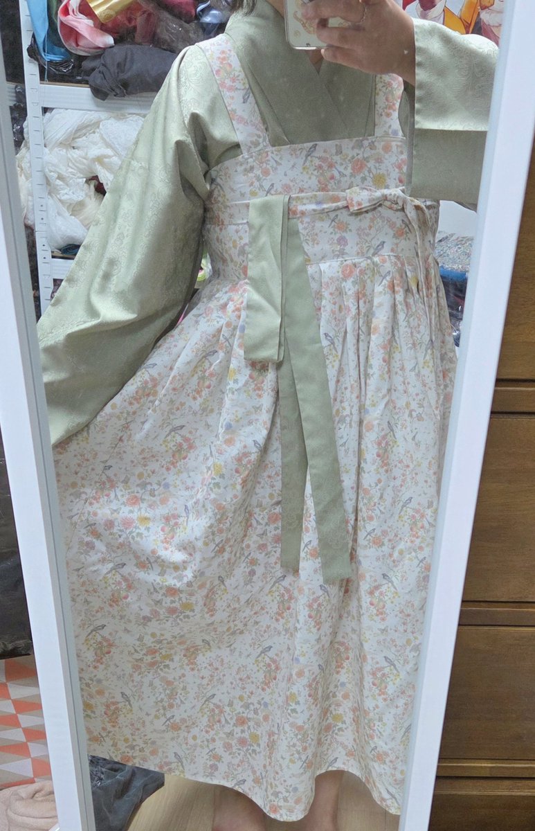 Yunra_Hanbok's tweet photo. Q. 말기치마는 뭐랑 입나요?
A. 긴저고리에도 입고 짧은저고리에도 입고 반팔긴팔 티셔츠에도 입고 셔츠에도 입고 블라우스에도 입고 꺼내입고 넣어입고 빼입고 덮어입고 숄도덮고 가디건도덮고 무궁무진 매력♡ https://t.co/QInQzmZmcg