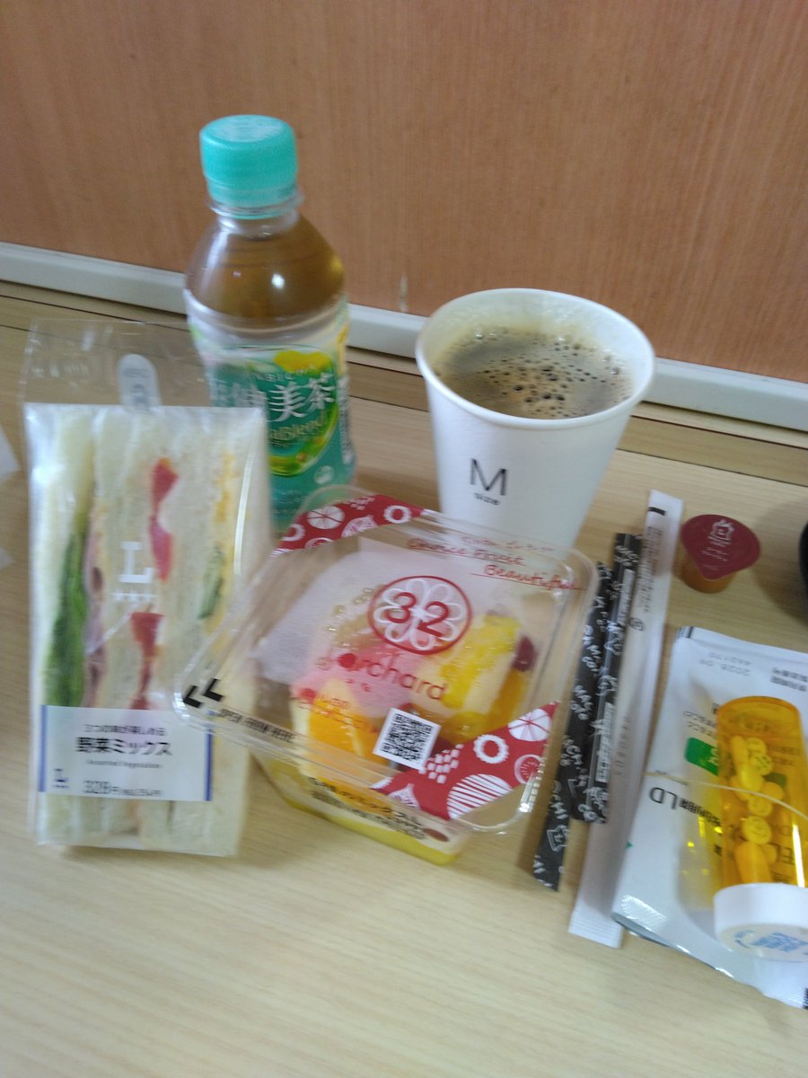 donburiroom's tweet photo. 今日は早めに病院に来て院内コンビニのローソンで朝ご飯。カットフルーツ５種のミックスはローソンご飯するときいつも買っちゃうお気に入り。食後の薬も忘れ��持ってきた。 https://t.co/7DNESpB4Fn