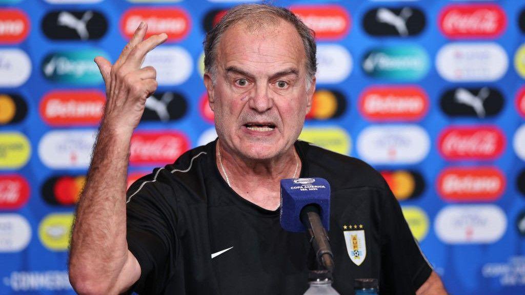 nahuuuu1994's tweet photo. Marcelo Bielsa,

36 años como entrenador. 

Títulos conseguidos: 4. 

Hace 22 años que no gana nada. 

4 millones de dólares anuales de salario. 

El mayor traficante de ilusiones de la historia del fútbol.

DATO #BIELSA

#ElEquipoQueNosUne

SIEMPRE Uruguay 🇺🇾🇺🇾🇺🇾

MG Y RT https://t.co/AFcr2HKF7e