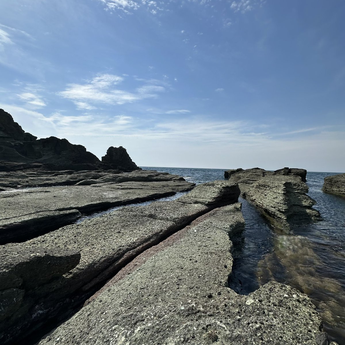 simoncpitt's tweet photo. Trading the green fields of central Aomori for the rugged, raw beauty of the Sea of Japan coast. Our afternoon drive brought us to the fascinating Senjojiki Coast at Fukaura-Kitakanegasawa. Created by an earthquake in 1792. #latergram #senjojiki #seaofjapan #fukaura #aomori https://t.co/F2Wr47tQt8