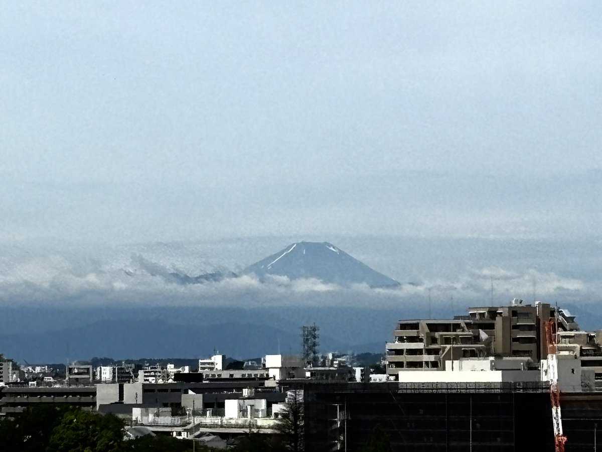akaru_i_mirai's tweet photo. しばらく富士山🗻見えなかったけど
本日久々に拝めた🙏✨✨

雪が ほとんどない山頂
季節が確実に進んでました😌 https://t.co/t0IsGNmw5I