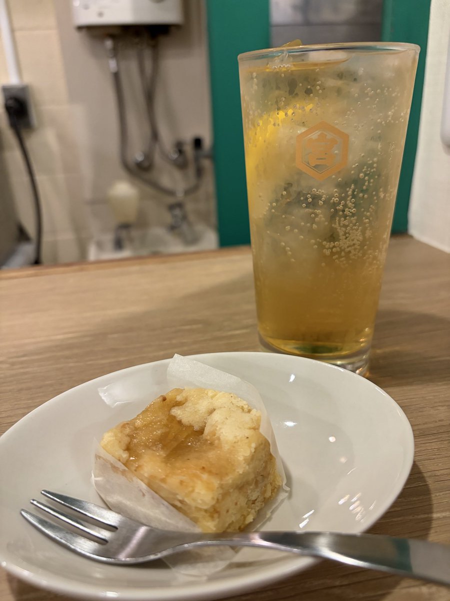 jasminchachacha's tweet photo. 稽古が夕方で終わったので、三鷹で大好きなお店巡り
#GOCAFE さんでは、 深煎りのDolphyにバナナとローズマリーのケーキ
#PIZZAISM さんのピザは完売御礼。取り置いていただいていた #Sreamy さんの焼き菓子のイートインOKを頂き、クランブルトルテと蜂蜜の香りのするサワーを
サイコー!😆😆 https://t.co/GlAqsvdnXk