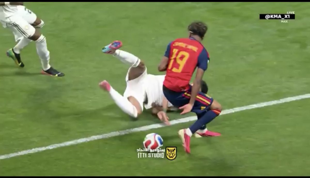 LouimineM's tweet photo. كان على المنتخب السعودي أن يطلب من الفيفا السماح بإشراك مضادات الدفاع الحربية الامريكيه في خط الدفاع…

لأن المدافعين وحدهم لم يكونوا كافيين لإيقاف الهجوم الإسباني 😂⚽

#كأس_العالم #السعودية #إسبانيا https://t.co/iy8kqnZGg6