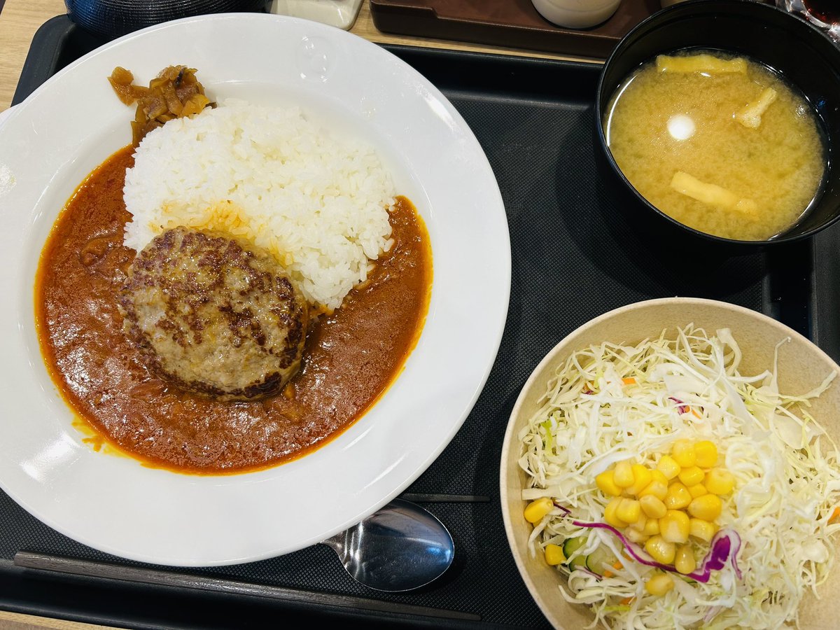 tk_maru's tweet photo. 先日の私の昼飯と晩飯
酸味と甘味のバランスが程良く、とても美味しくて、思わず連続で食べに行ってしまいました😋

＃松屋
＃ネオトマトカレー https://t.co/ffks37erG2