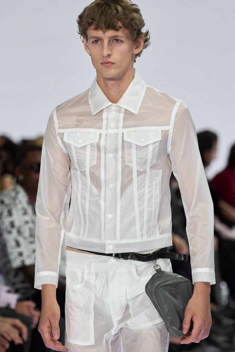PrintedM1295's tweet photo. PRADA  SS 2027 ①

ジーンズ再考←ビビットカラー、スキニー(華奢な身体)、シアー、レザー、ミニバッグ、、、ジェンダーレス、ミニマムな反抗

「私は人生で一度もジーンズを履いたことがない」と、ミウッチャ・プラダはこのショーの前に語った。
←最高 https://t.co/eOcFMxiIw0