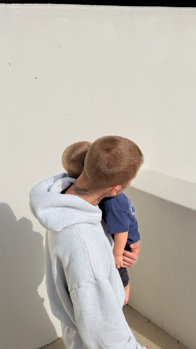 bieberfbra's tweet photo. FOFURA!! 🥹🥰 Hailey Bieber compartilhou novas fotos de Justin e Jack Blues em seu Instagram Stories e escreveu as seguintes palavras: “Já viu duas cabecinhas tão iguais assim?“ https://t.co/ohjfnHozeo