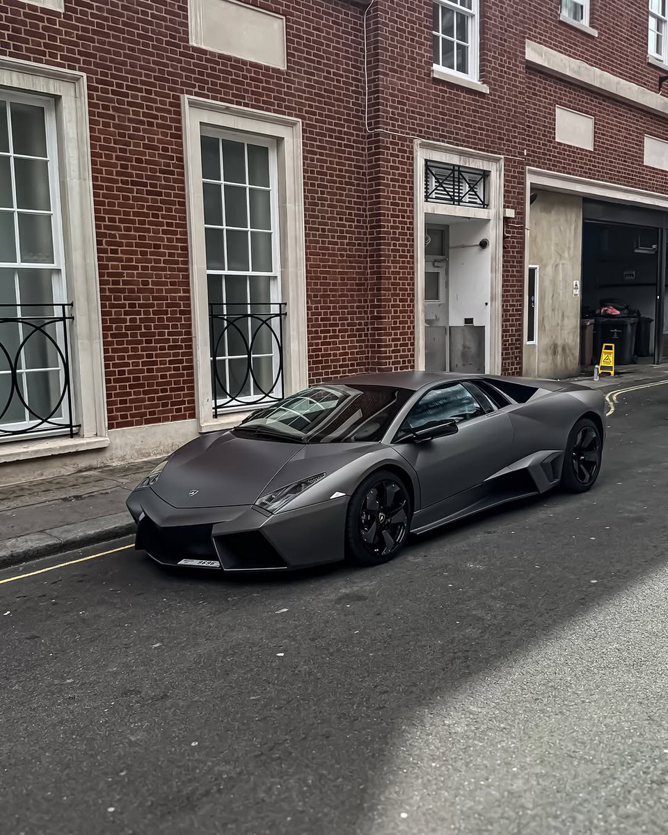 TheAutoHub's tweet photo. 1 of 20 Lamborghini Reventóns https://t.co/hqR1DPOmFM