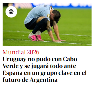 CarlosMaslaton's tweet photo. Uruguayos, no pueden seguir fracasando de esta manera en los Mundiales. Son un desastre. A ustedes les ha causado mucho daño inventar lo de 1924 y 1928 y vivir de las glorias de 1930 y 1950. Resultados de hace un siglo. Siguen agrandados por cosas que hoy no existen. Bajen la fanfarronería que hoy no tiene fundamentos. Nosotros vivimos similar fenómeno, por cancheritos, entre 1958 y 1974. No se avanza con esta mentalidad, ni en el fútbol ni en nada. Han quedado atornillados a lo que les contaron sus abuelos y bisabuelos. Nada de eso hoy aplica.