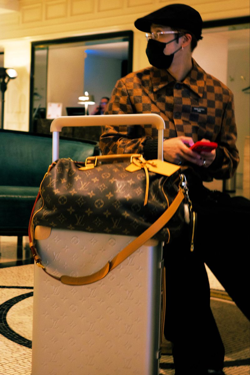 SwangK38126's tweet photo. The stylish Louis Vuitton outfit made Jackson look incredibly cool for his trip to Paris.
Safe flight ✈️ 

#LouisVuitton #LVMenSS27 @LouisVuitton #JACKSONWANG #HorizonAluminum https://t.co/HVDd5p5oHt