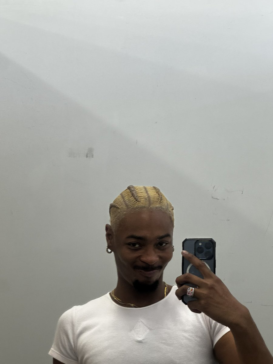 thatmiles_'s tweet photo. Shopping be fun when yo hair done 😗 https://t.co/J3ekFilQbv