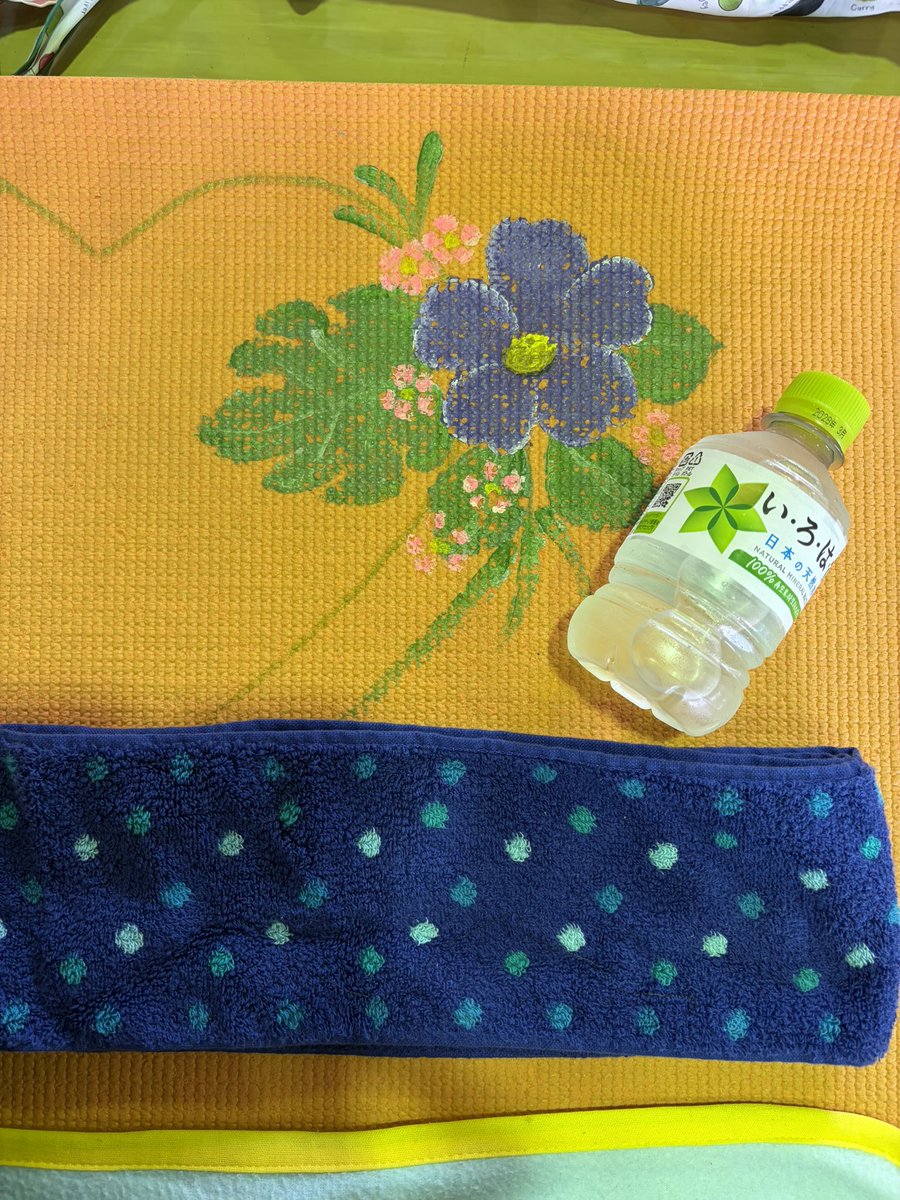 kazuko4221's tweet photo. 今日は朝から寝ぼけてる〜
🤸教室に水筒を持って出たはず！
バックを見たら👀あれ😯ない
と、なって慌ててペットボトルを買って戻って来たら
マットの後ろに水筒が〜😅
やっちまったな😩 https://t.co/GgfFP0uxL4