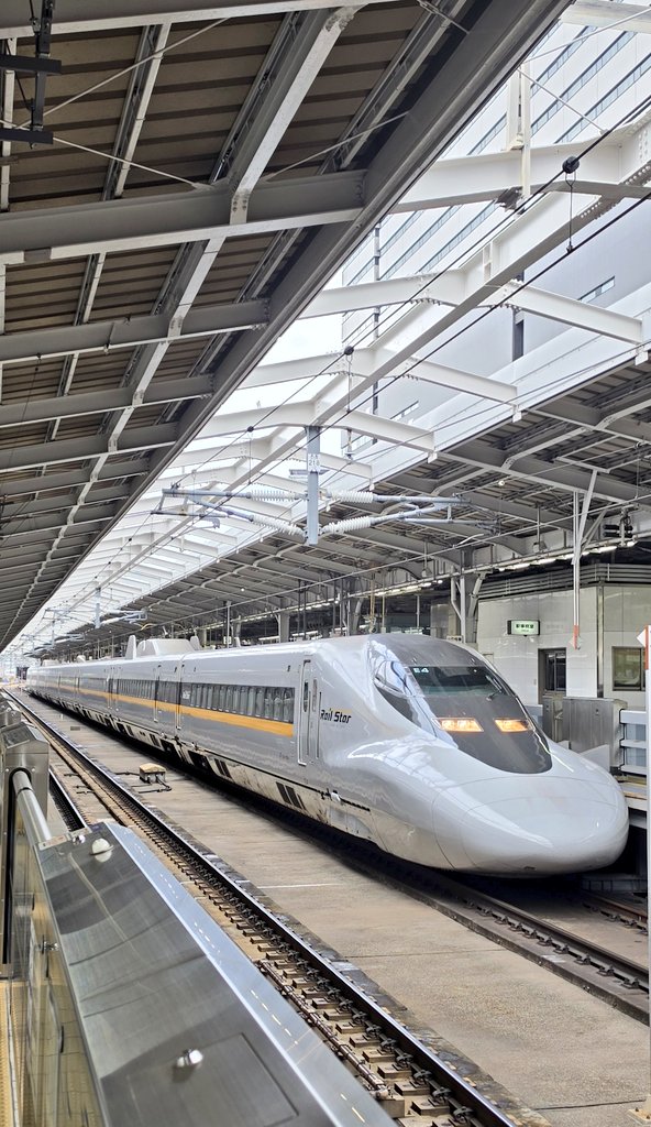 elcat1963's tweet photo. 今日はここ！
新幹線で朝から東京出張。
富士山曇ってたからAIで編集を！
今日も１日頑張ろう！

#富士山
#東京出張
#新幹線 https://t.co/O6DMfzVxhl