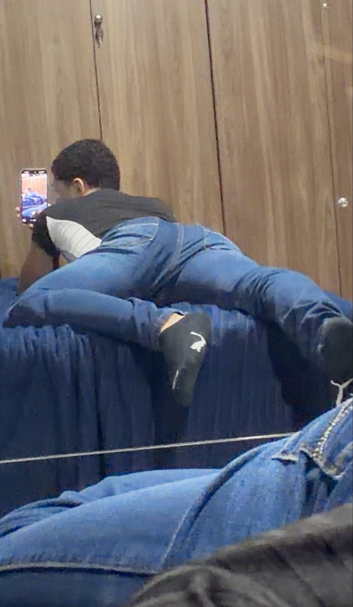 elopretin's tweet photo. Vocês acham que dormir de jeans é desconfortável? 👀 https://t.co/xcIsGxX4aR