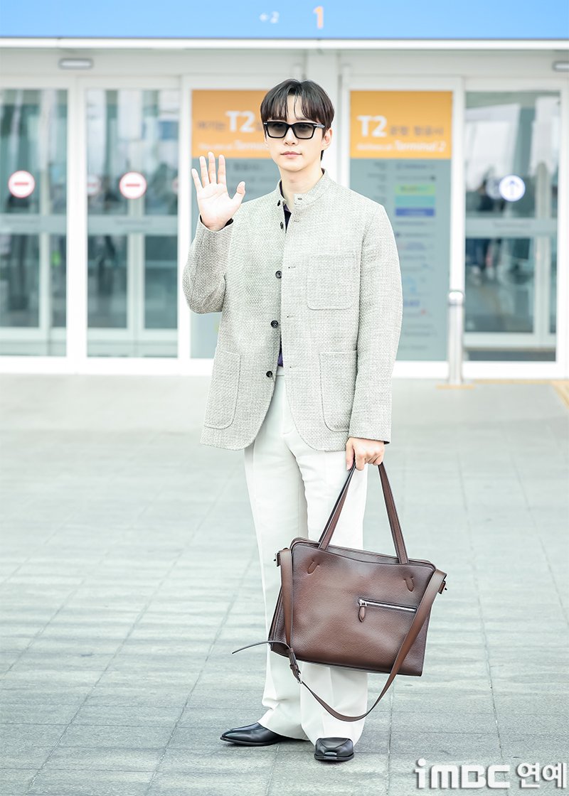 imbcenews's tweet photo. [포토] 이준호, 훈훈 미모
#이준호 #배우 #프랑스 #파리 #출국 #ICN_260622 [iMBC연예]

배우 이준호가 22일 오전 해외 일정 참석 차 인천국제공항 제2여객터미널을 통해 프랑스 파리로 출국하고 있다.

🔗https://t.co/e94sCsrU3Q https://t.co/D0a9sujGYU