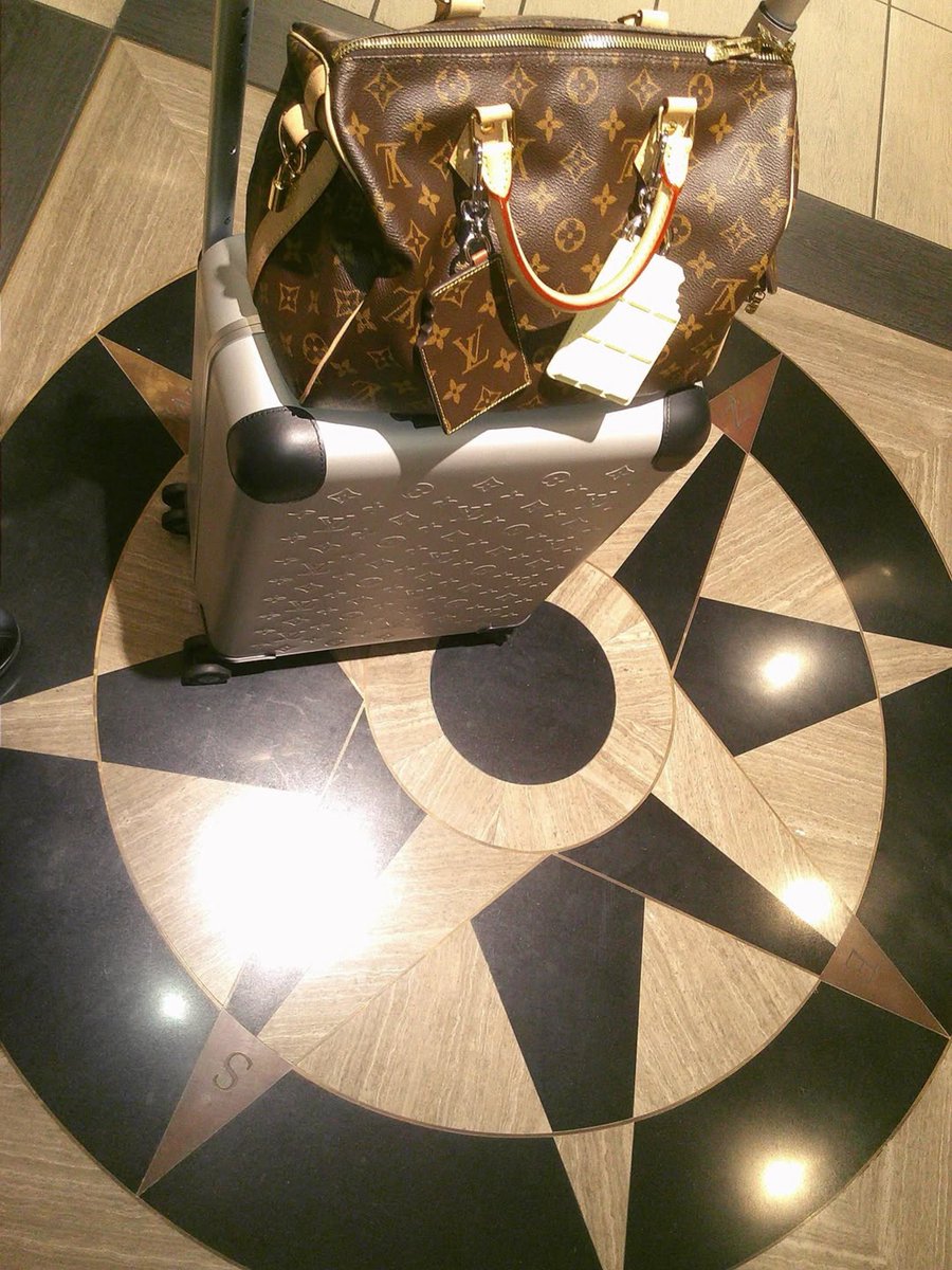 s_sweetoom's tweet photo. 紫耀くん出発‼︎🛫

✈️🇫🇷🧭🌻

#平野紫耀_Instagram
#louisvuitton https://t.co/fm4ZEhMMvO