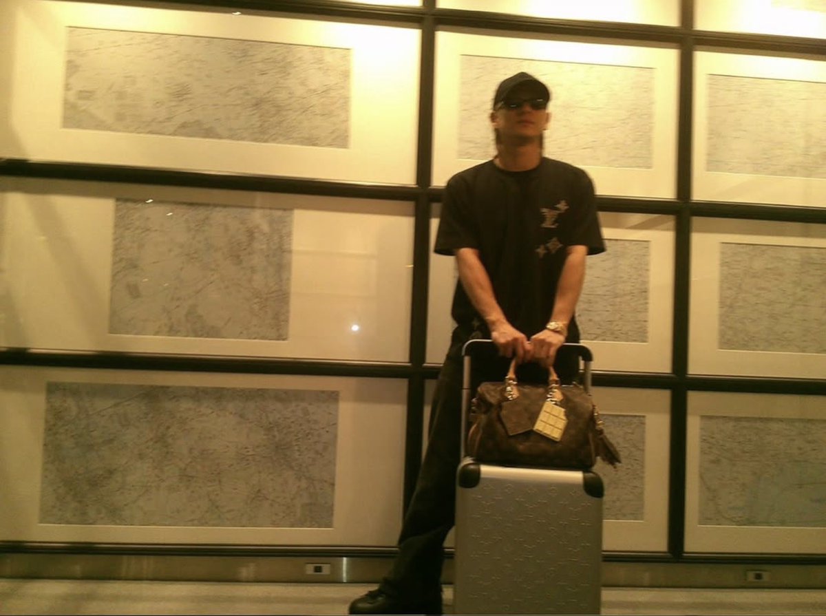 s_sweetoom's tweet photo. 紫耀くん出発‼︎🛫

✈️🇫🇷🧭🌻

#平野紫耀_Instagram
#louisvuitton https://t.co/fm4ZEhMMvO