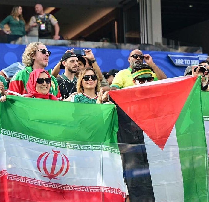 mustafa_alkhtib's tweet photo. المشجعين الإيرانيين للمرة الثانية.. وفي المباراة الثانية لمنتخب بلادهم أمام منتخب بلجيكا،
يرفعون علم فلسطين بالمدرجات تضامنا مع غزة..
هل شاهدتم مشجعين السعودية يفعلون ذلك؟ https://t.co/pWXfeSQbWz