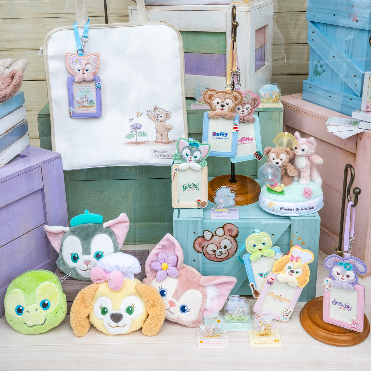 MezzoMikiD's tweet photo. ダッフィーたちが小さな幸せを見つける姿をデザイン！
東京ディズニーシー「ダッフィー＆フレンズのワンダーズ・バイ・ユア・サイド」グッズ ☆
https://t.co/OD6dkHEZfQ https://t.co/Ipql8z41RI