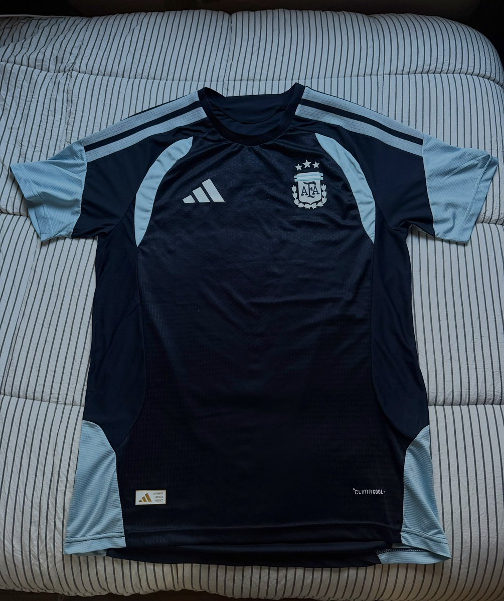 lucasconceptss's tweet photo. HONEST LOCURA! 🇦🇷👏🏼

Tremenda camiseta de entrenamiento versión jugador! 
Miren lo que son esos detalles 🤩

+1 (804) 255-6006 📱👈🏽

https://t.co/u0Q5lzH7wO 🌎👕 https://t.co/9YQELlmm6Z